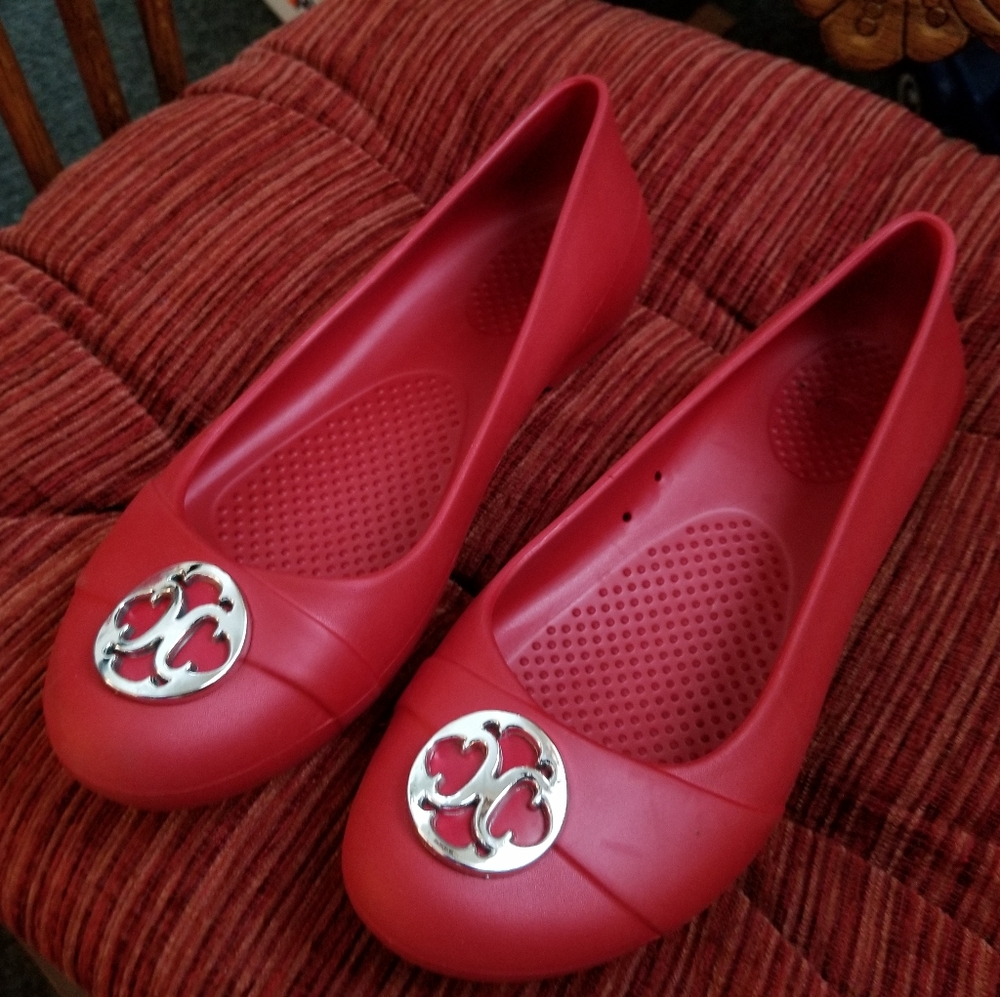Ladies Crocs Comfy Flats, RED, Size 7, NWOT